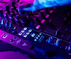 ¿Cuánto cobra un DJ por hora en Barcelona? Tarifas reales y factores que influyen